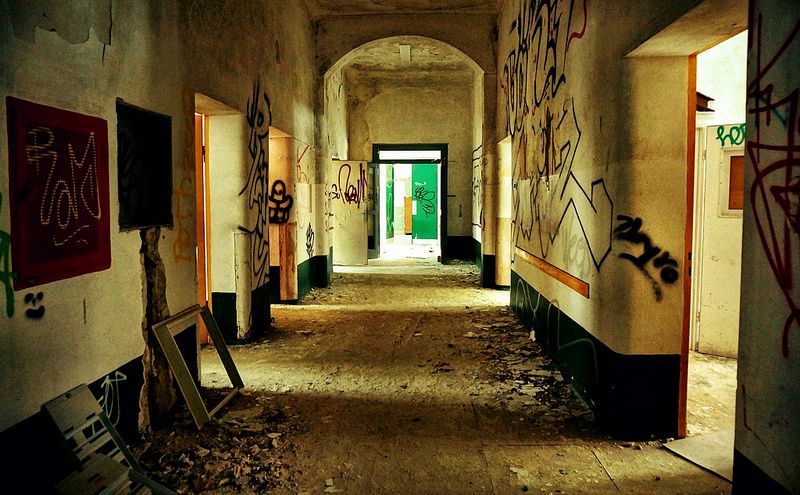 Urban exploration of an abandoned hospital at Kiel in Schleswig-Holstein 3