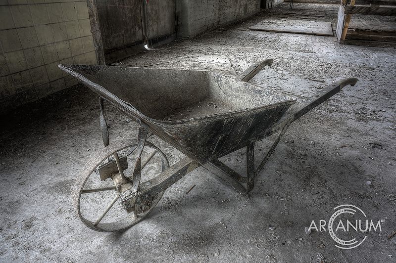 Urban explorer documents an abandoned rubber factory 4